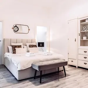 https://wenceslas-square-main-station-new-studio.praguehotelsweb.com
